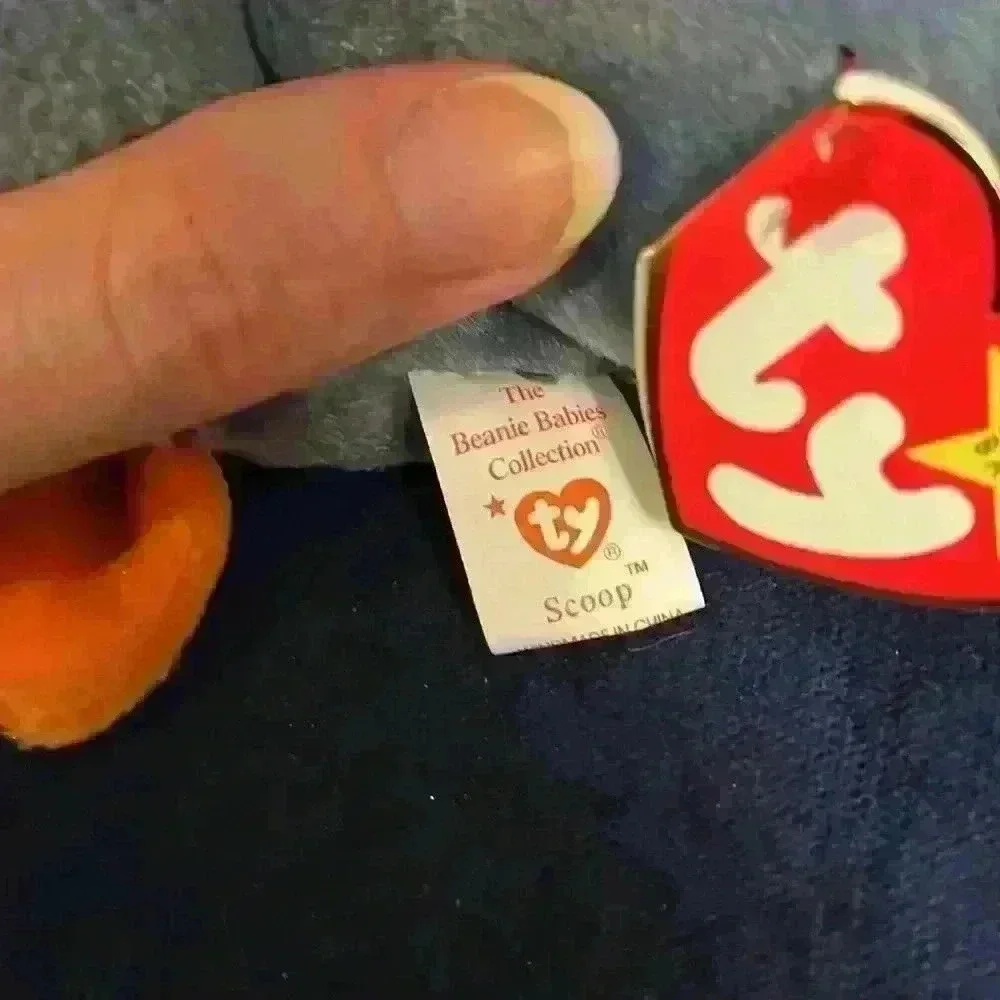 1996 Scoop Ty Beanie Baby.